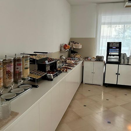 Hotel Massimo Riccione Buitenkant foto