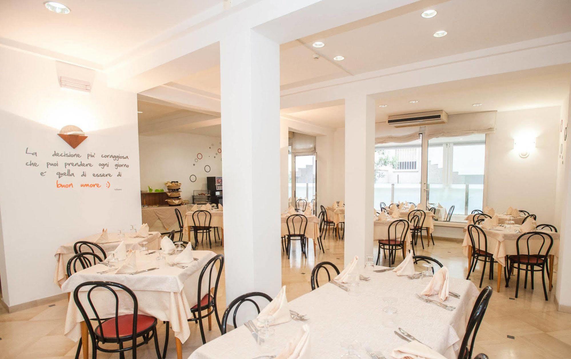 Hotel Massimo Riccione Buitenkant foto